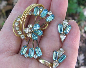 Gorgeous Vintage ANTOINETTE Signed Aqua Blue Rhinestone and 12K Gold Filled Demi Parure, Brooch Pendant & Matching Screw Back Earrings. 1940