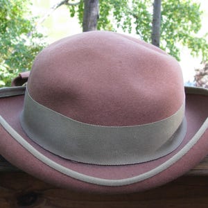 Vintage DoeSkin Felt Wool Wide Brim Hat Pink Ribbon Trim Classic USA Size 7 Vintage Pink Doeskin Felt Fedora Hat With Gray Band/Ribbon  main image 3