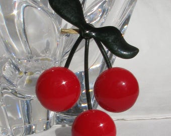 Broche o alfiler de solapa vintage de cereza esmaltada estilo Pop Art de los años 70, esmalte rojo y verde, grande, 8,2 cm (3 5/8"). Accesorio de joyería retro unisex.