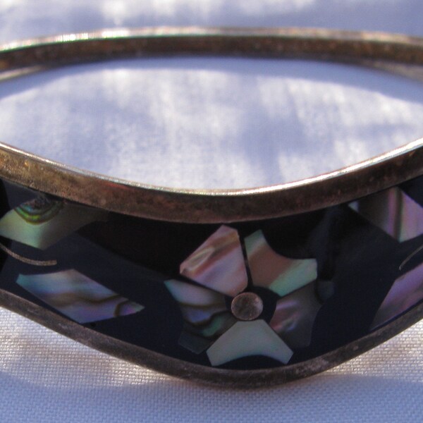 Vintage and Striking Black Onyx and Abalone Shell Inlay TAXCO Signed Silver Hinged Bangle Bracelet, Floral Design, Mexico 1970's