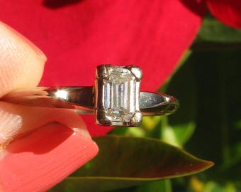 Lindo anel solitário de ouro branco 14K com diamante lapidação esmeralda, para noivado, tamanho 9,25, com certificado de avaliação, 0,37 ct., vintage, 3,3 g. Joia fina.