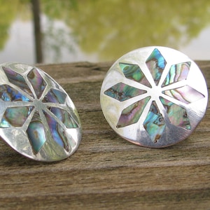 Increíbles aretes vintage de plata de ley con incrustaciones de abulón, estilo platillo floral, de la década de 1970, TAXCO, con iniciales ADC, cierres de rosca de 2,5 cm, hechos artesanalmente. imagen 2
