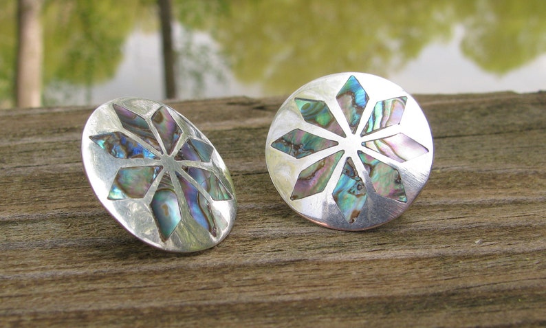 Increíbles aretes vintage de plata de ley con incrustaciones de abulón, estilo platillo floral, de la década de 1970, TAXCO, con iniciales ADC, cierres de rosca de 2,5 cm, hechos artesanalmente. imagen 2
