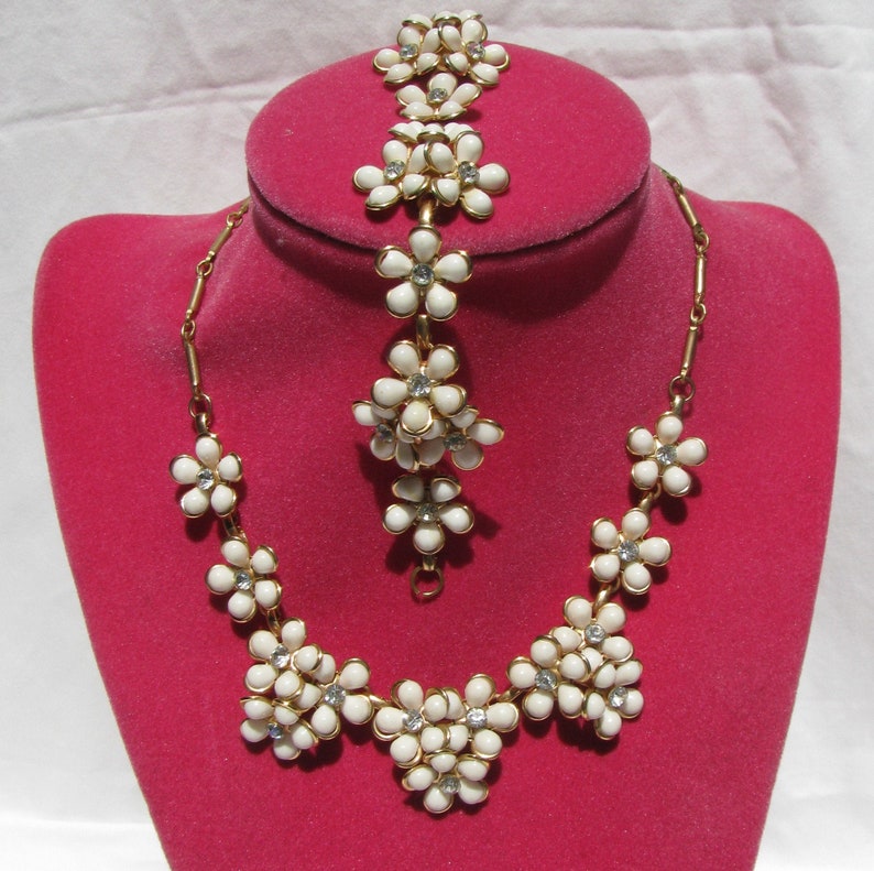 Gold Bordered White Petal Flowers with Rhinestone Center Adjustable Length Necklace and Matching Bracelet Lovely 1960/'s Floral Demi Parure