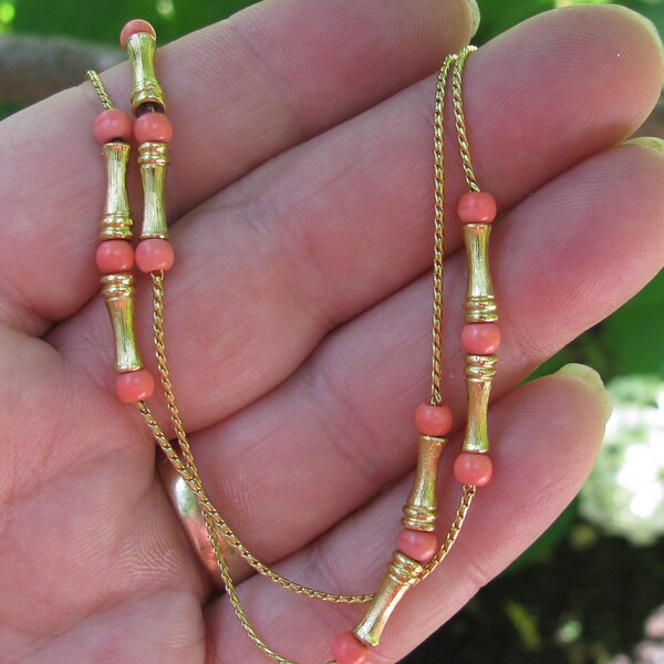 Collar de una sola hebra con cuentas y eslabones de coral sintético de 81 cm, estilo retro de los años 80, sorprendentemente elegante y elegante, estilo MONET. Joyería vintage para dama.