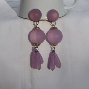 Retro Crazy Big Frosted Pink Bead, 4" lange hangende oorbellen, S.Y. MIAMI CORP., vintage jaren 80, goudkleurige clipsluitingen met accenten, origineel kaart