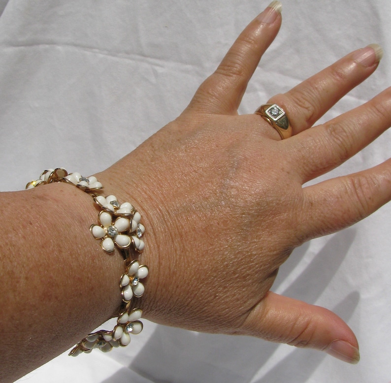 Gold Bordered White Petal Flowers with Rhinestone Center Adjustable Length Necklace and Matching Bracelet Lovely 1960/'s Floral Demi Parure