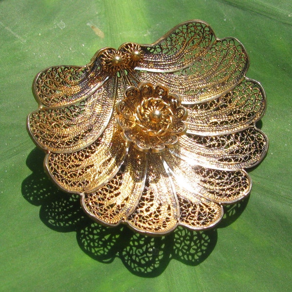 Magnifique broche de cannetille filée lavée à l’or vintage, feuilles d’éventail, délicate, 1 et 5/8 », dimensionnelle avec un grand attrait, années 1940, bords festonnés