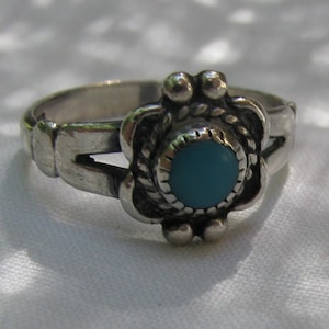 Anello da donna vintage degli anni '60, con turchese blu e argento sterling, taglia 6, con motivo a gocce di pioggia, proveniente dal Southwestern Bell's Trading Post.