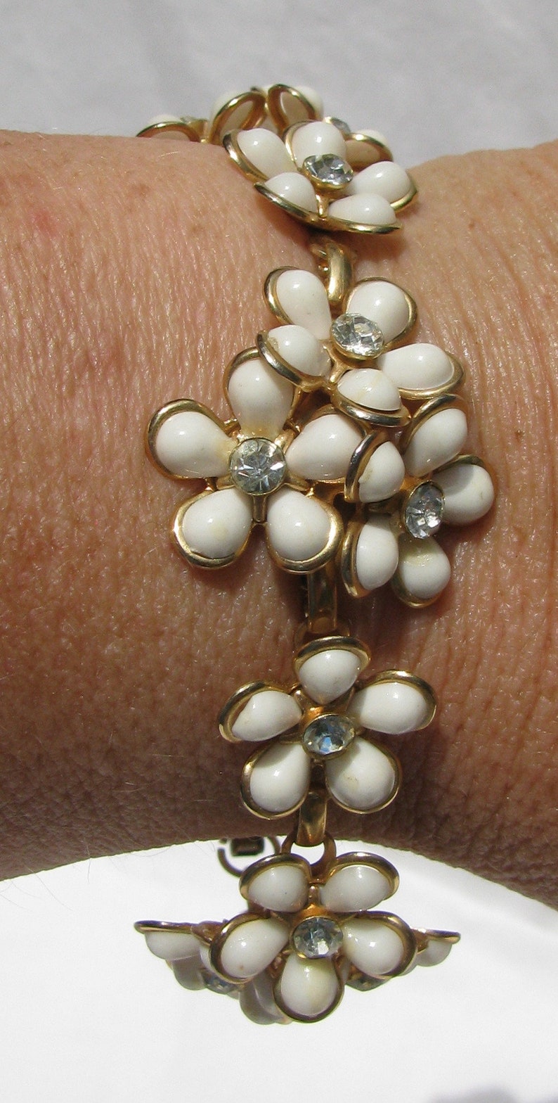 Gold Bordered White Petal Flowers with Rhinestone Center Adjustable Length Necklace and Matching Bracelet Lovely 1960/'s Floral Demi Parure