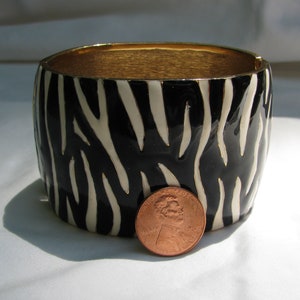 Ongelooflijke 1 & 3/4&quot; brede retro CINER gesigneerde scharnierende scharnierarmband met zebrapatroon, zwart-wit geëmailleerd, klaar voor start-en landingsbaan 1980