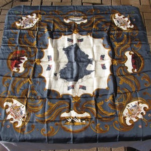 Fantástica bufanda de seda para dama, de finales de los años 70, fabricada por Oroton, con mapa de Australia y destinos, pieza exclusiva, azul marino y dorado, cuadrado de 86 cm, accesorio.