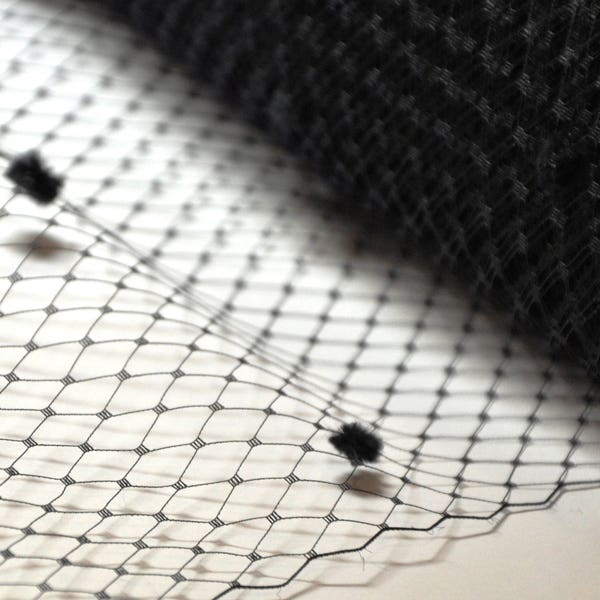 Voile avec mouches pour confection de chapeaux d'une largeur de 22 cm