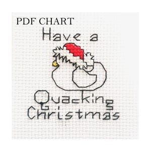 Könnte beinhalten: Kreuzstichmuster für eine weiße Ente, die einen roten Weihnachtsmann-Hut trägt, mit dem Text "Have a Quacking Christmas".
