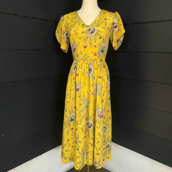 1940s Vivid Yellow Floral Rayon Flutter Sleeve Dr… - image 2