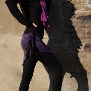 Mini jupe, Sur jupe en jersey bicolore noir et violet se nouant sur le côté, taille personnailsable.