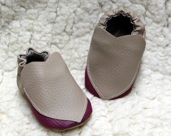 Petits chaussons bébé en simili cuirs avec motifs coeurs, taille personnalisable.