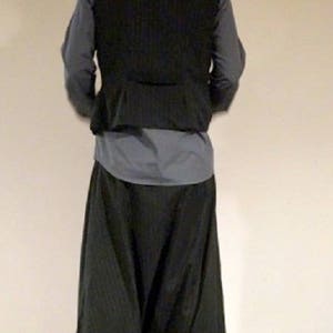 Costume sarouel et gillet noir rayé blanc, taille personnalisable. image 3