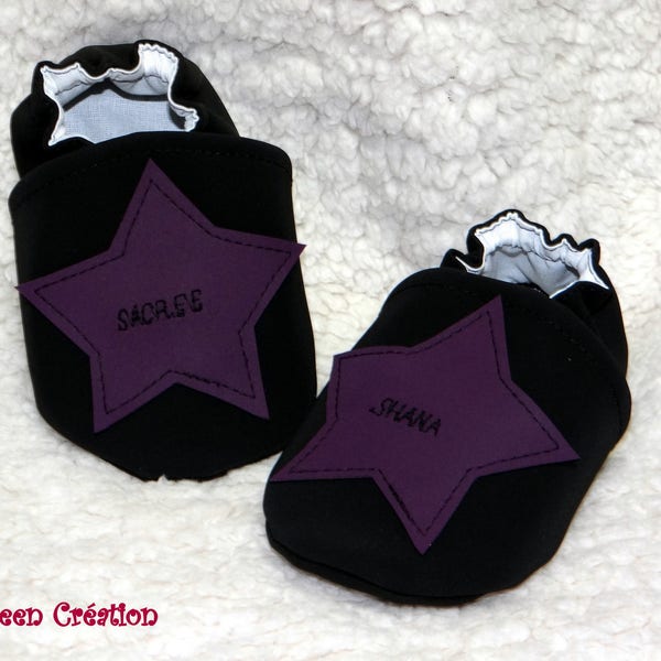 Chaussons en simili nubuck noir avec une étoile violette brodé d'une phrase.