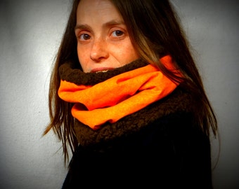 Gros col, snood, tour de cou réversible en moumoute marron et coton orange, taille unique.