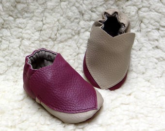 Chaussons en simili cuirs bicolore beige et bordeaux à coeurs.