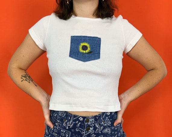 90s White Ribbed Crop Top with Sunflower Patch Pocket - 1990s Small Medium Crop Tee Shirt - Vintage Cropped Women's Classic T-Shirt NWT