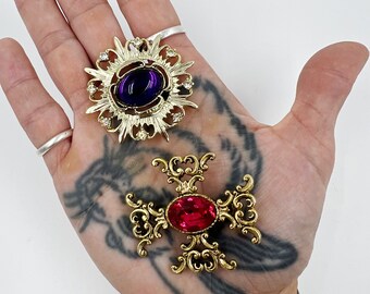 2 Vintage Metal Gold Tone Gemstone Brooches - Statement Glam Brooch 2 Pack Bundle Gold Faux Diamond Jewels - Costume Jewelry Red Purple