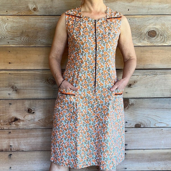 vintage French housedress 60s ditsy floral summer sleeveless ricrac zipper pockets cottage country  lady suburban home mother medium brown