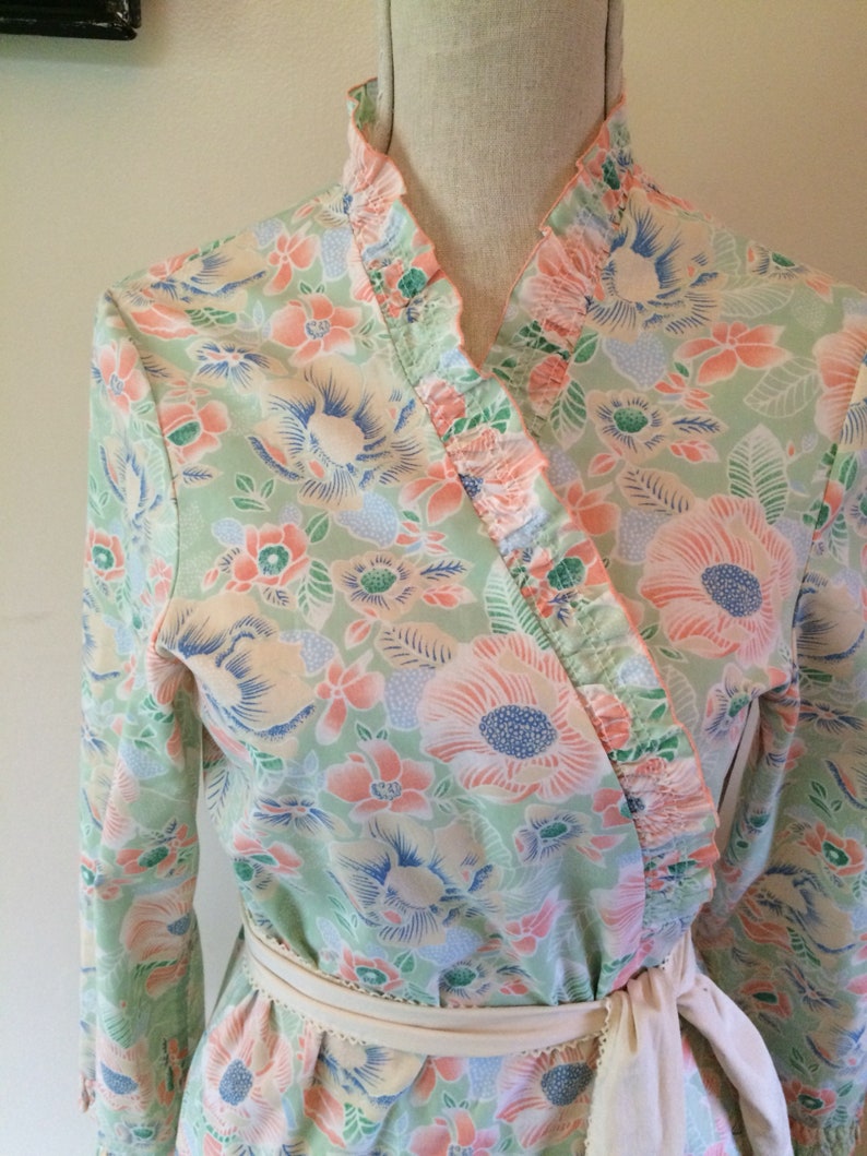 medium large housecoat Eighties pastel floral robe