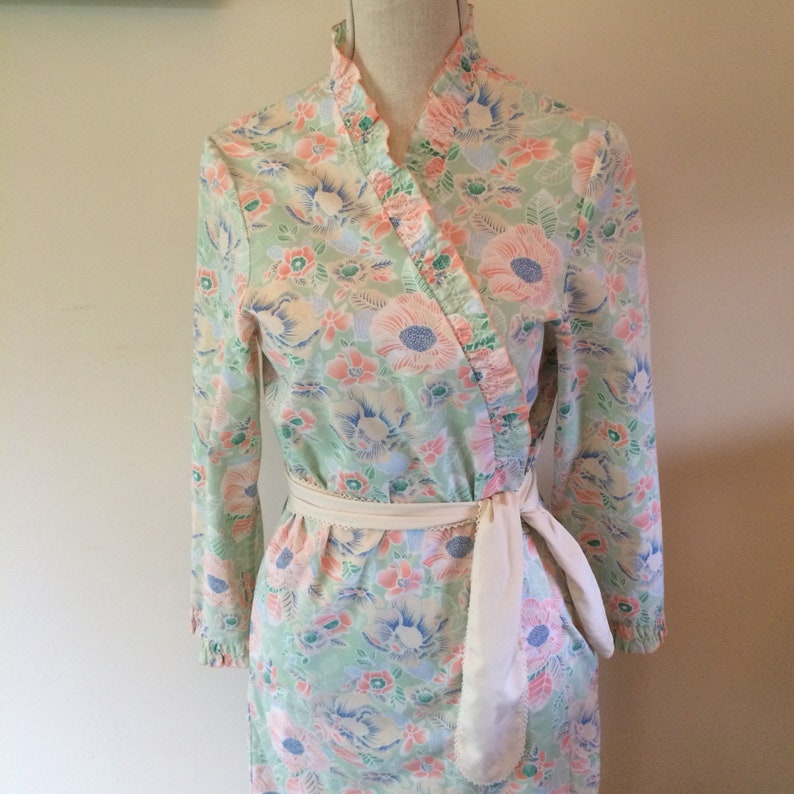 medium large housecoat Eighties pastel floral robe