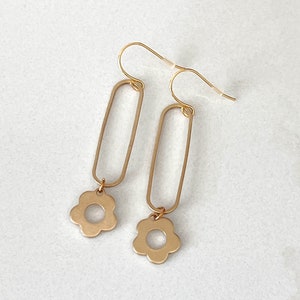 Mod Boho Brass Daisy Drop Oorbellen