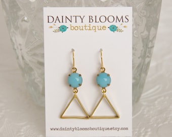 Boucles d'oreilles modernes de triangle géométrique d'or avec des perles bleues légères