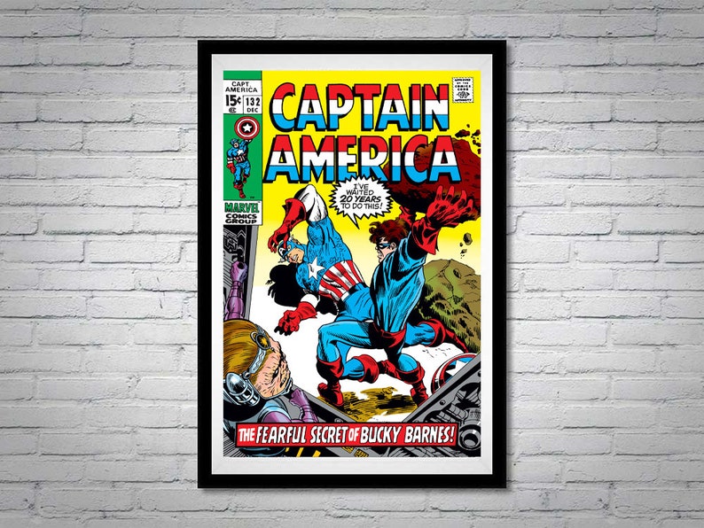 Puede incluir: Una portada de c&oacute;mic vintage con Captain America en un traje rojo, blanco y azul luchando contra un villano. La portada se titula "Captain America" y el n&uacute;mero del n&uacute;mero es 132. El texto en la portada dice "&iexcl;He esperado 20 a&ntilde;os para hacer esto!" y "&iexcl;El terrible secreto de Bucky Barnes!"