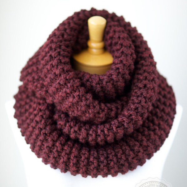 Chunky infinity scarf, chunky knit scarf in Burgundy or Dark Red, knitted circle scarf, knit eternity scarf, warm and soft