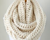 Foulard infini surdimensionné, foulard chunky surdimensionné, foulard éternité en Off White/vanille, foulard au crochet