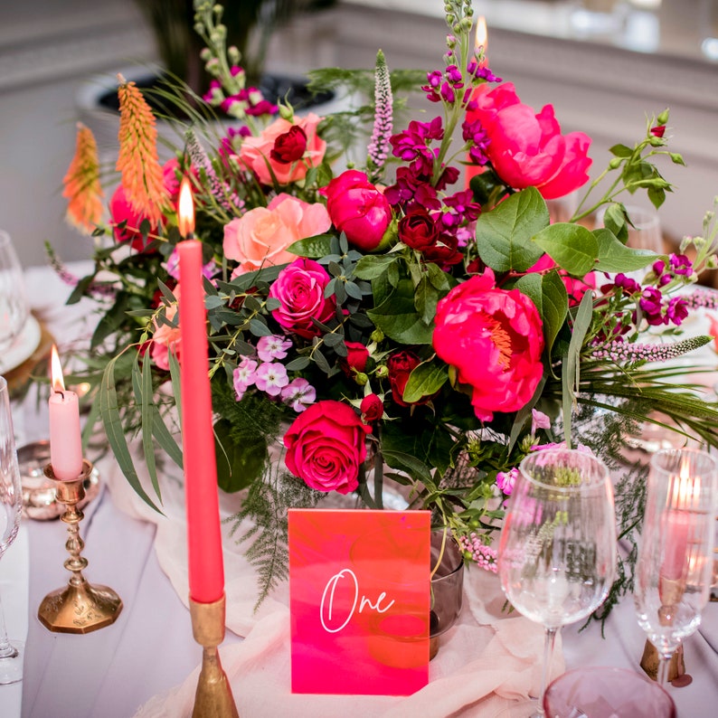 Marqueurs de table de mariage en acrylique rose fluorescent numéros de table de mariage décoration de mariage image 4