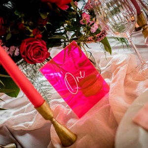 Marqueurs de table de mariage en acrylique rose fluorescent numéros de table de mariage décoration de mariage image 5