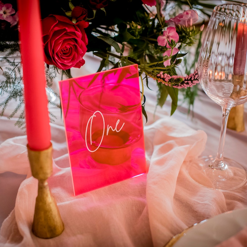 Marqueurs de table de mariage en acrylique rose fluorescent numéros de table de mariage décoration de mariage image 1