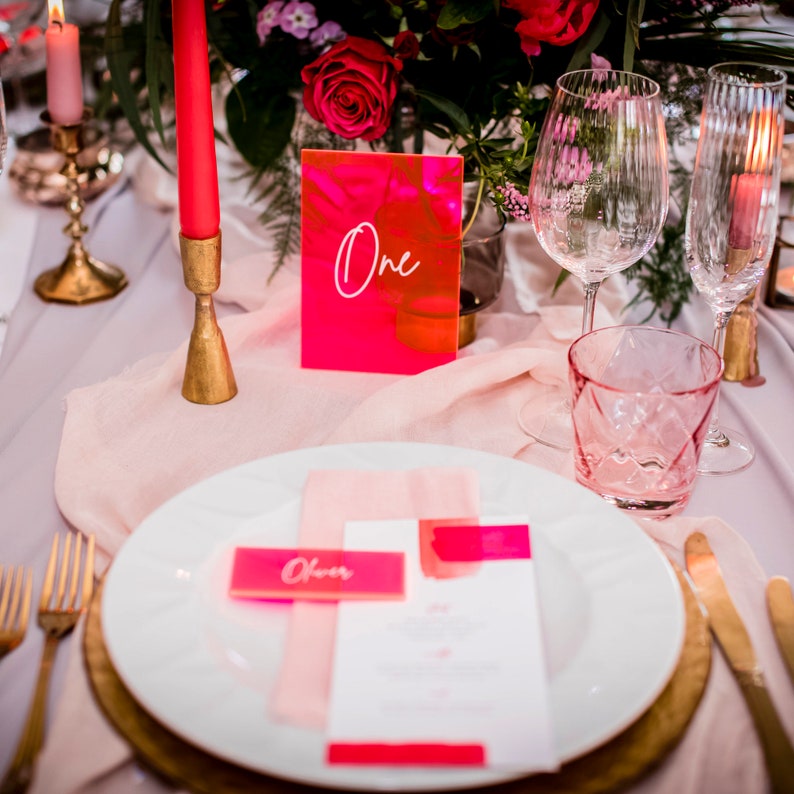 Marqueurs de table de mariage en acrylique rose fluorescent numéros de table de mariage décoration de mariage image 3