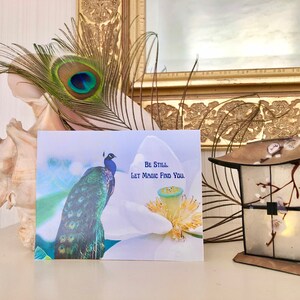 Be Still Let Magic Find You, Inspire Paradise Birdies, Ansichtkaarten voor Oekraïne, Positieve Affirmatie, Pauw, Donatie Directe Hulp