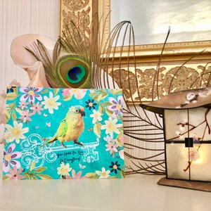 Je houdt de belangrijkste ansichtkaart vast, inspireer paradijsparvogels, ansichtkaarten voor Oekraïne, positieve bevestiging, papegaai, donatie directe hulp