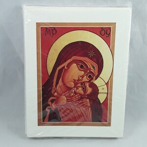 Könnte beinhalten: Eine religiöse Ikonenkarte mit einem Gemälde der Jungfrau Maria und dem Jesuskind. Das Bild ist im traditionellen Stil mit rotem Hintergrund und goldenen Akzenten gehalten. Die Karte ist in den oberen Ecken mit "MD" und "OY" signiert.