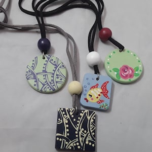 ユニークな手描きの木製ペンダント