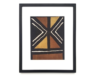 Könnte beinhalten: Gerahmtes Kunstwerk mit einem geometrischen Design in Schwarz, Braun und Gold. Das Kunstwerk ist in einem weißen Passepartout und einem schwarzen Rahmen zentriert. Das Design umfasst Dreiecke und Linien.