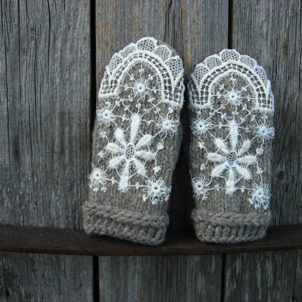 Hand knit thick warm wool mittens women natural grey decorated with laces winter tale snowflakes white medium No97