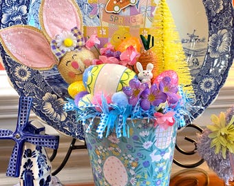 Conjunto de Pascua vintage: centro de mesa, huevo vintage pintado a mano, huevos con brillantina, conejito, flores de primavera, árbol de cepillos para botellas, cubo de hojalata
