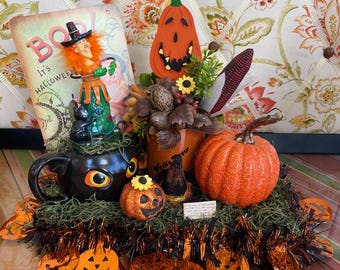 Centro de mesa vintage de Halloween con temática de terror: Murciélagos, brujas y calabazas.