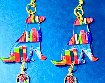 Pendientes de estantería con forma de perro y rosa colgante: un regalo para los amantes de los libros.