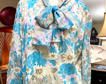 Blusa con lazo de los años 70: Estampado de margaritas turquesas, mangas transparentes - Top vintage de poliéster