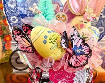 Conjunto de Pascua vintage - Centro de mesa - Huevos de madera vintage pintados a mano - Mariposas - Árbol de cepillo para botellas - Flores de primavera - Cinta rosa con volantes